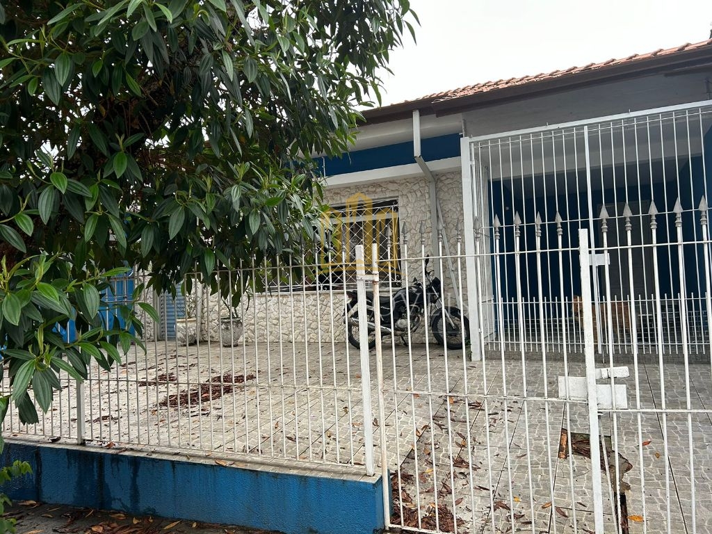 Excelente casa com edícula e piscina .