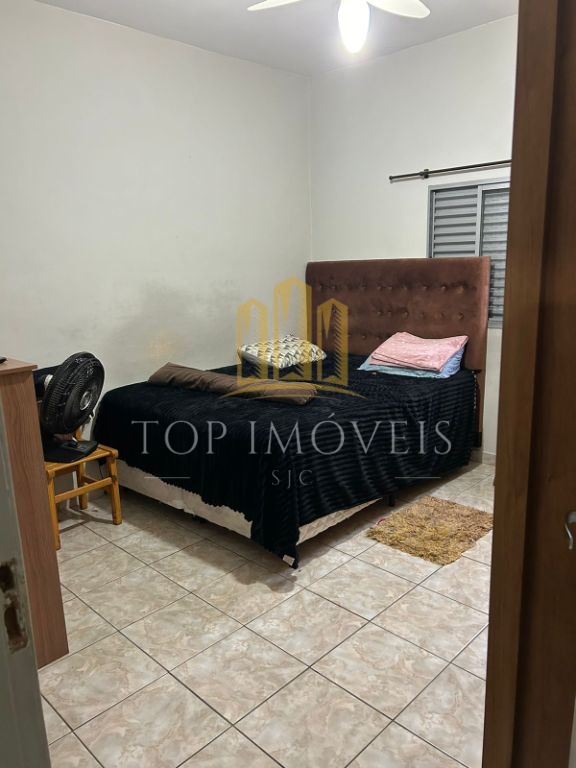Excelente casa com edícula e piscina .