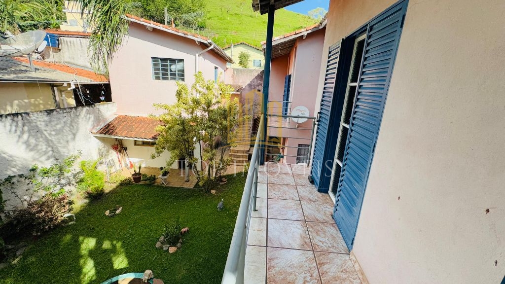 Sobrado Espetacular com 4 Quartos em um Verdadeiro Paraíso Verde!