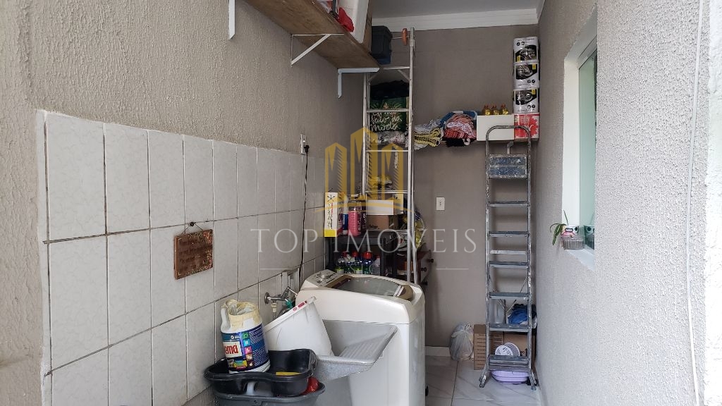 Casa térrea, dois dormitórios, duas vagas cobertas, Zona Sul