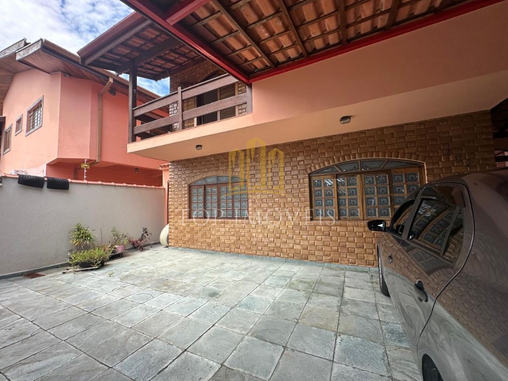 Lindo sobrado no Jd Portugal com 3 dormitórios com suite