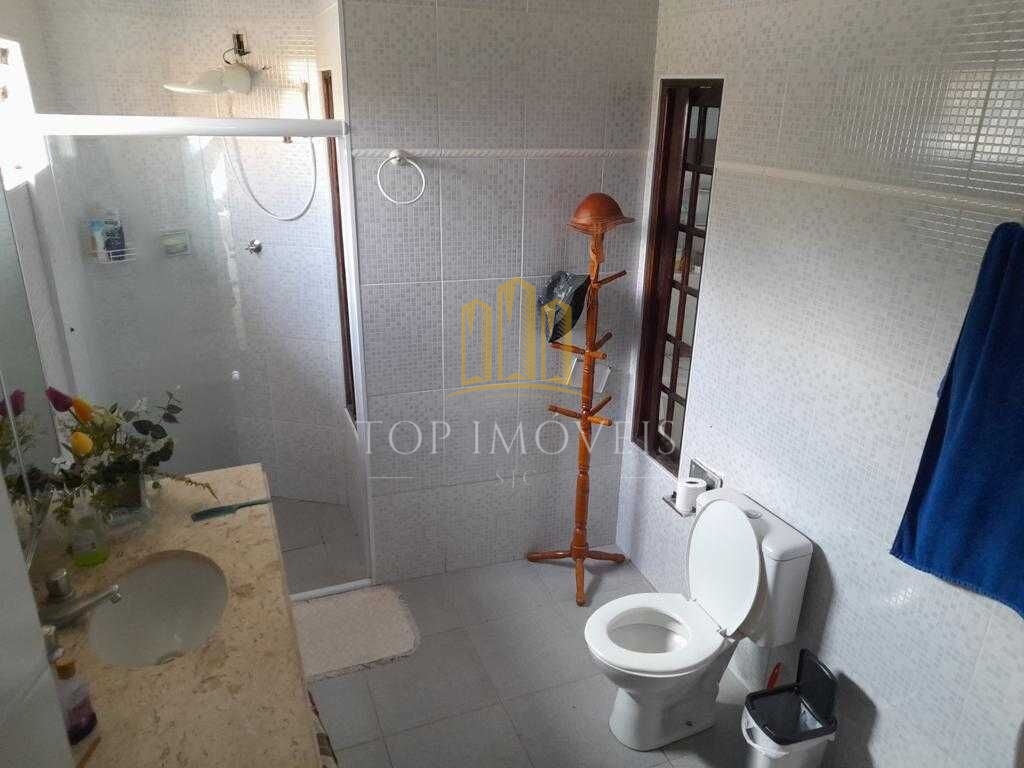 Maravilhosa casa tres dormitorios em condominio fechado na zona leste
