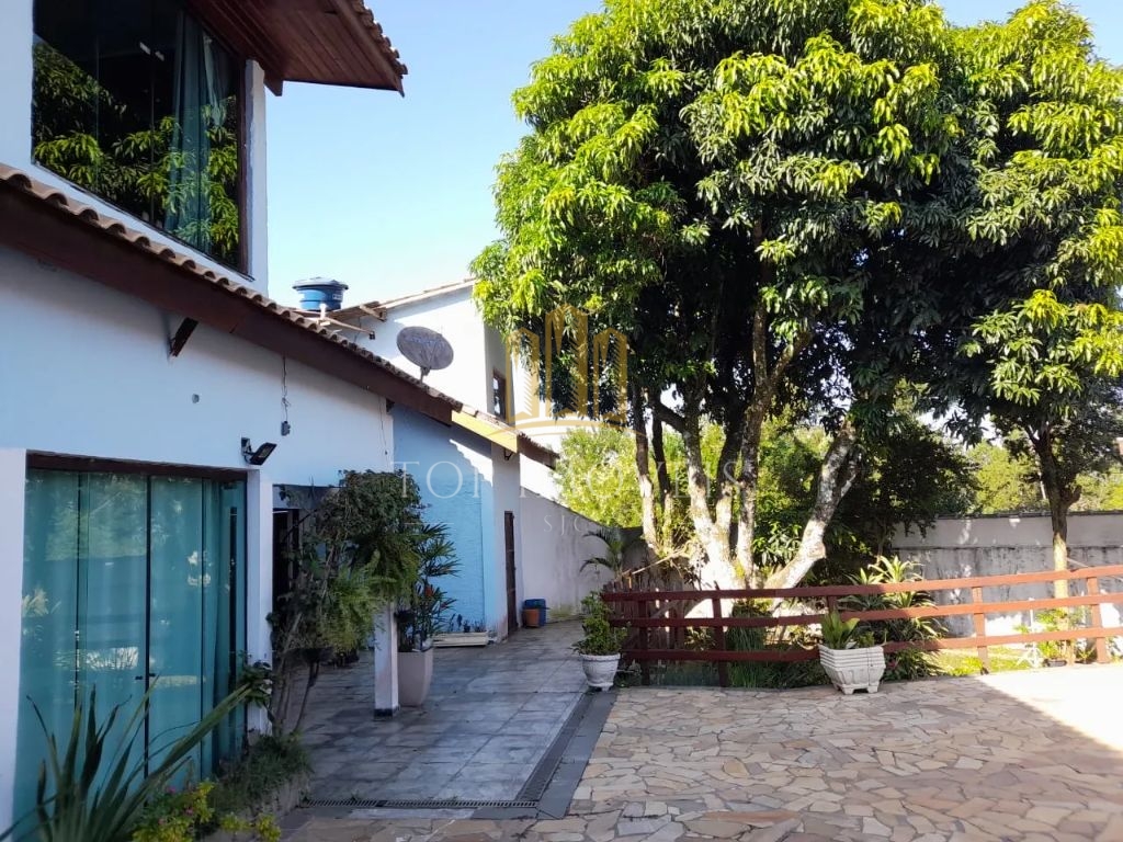Maravilhosa casa tres dormitorios em condominio fechado na zona leste