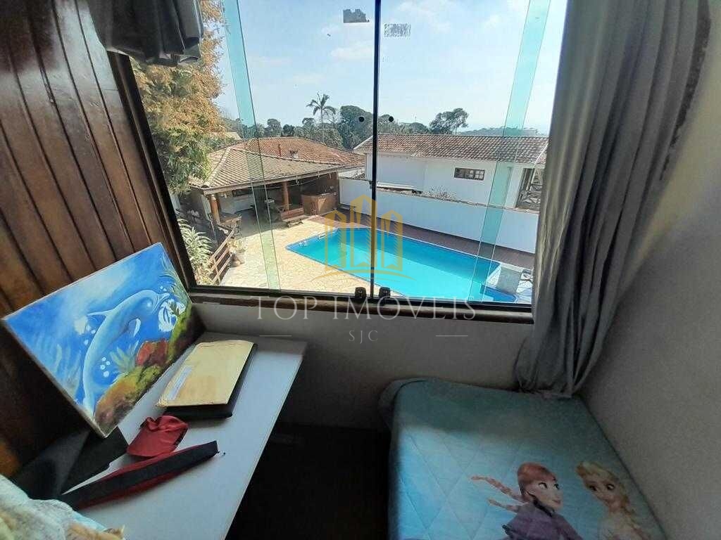 Maravilhosa casa tres dormitorios em condominio fechado na zona leste