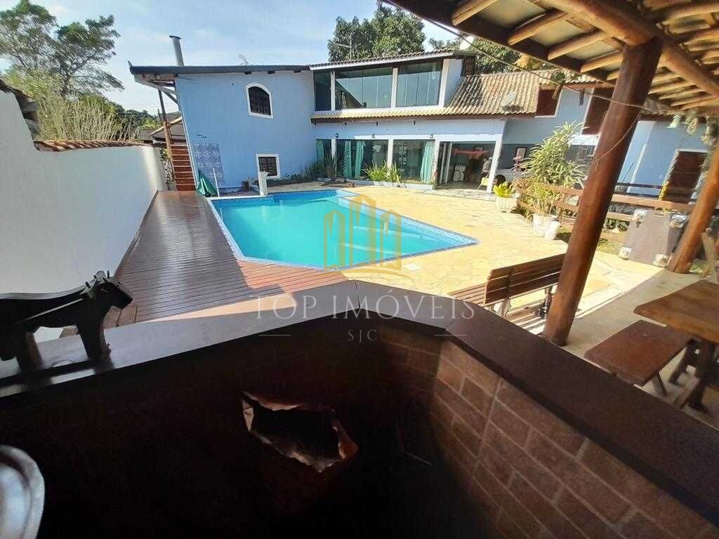 Maravilhosa casa tres dormitorios em condominio fechado na zona leste