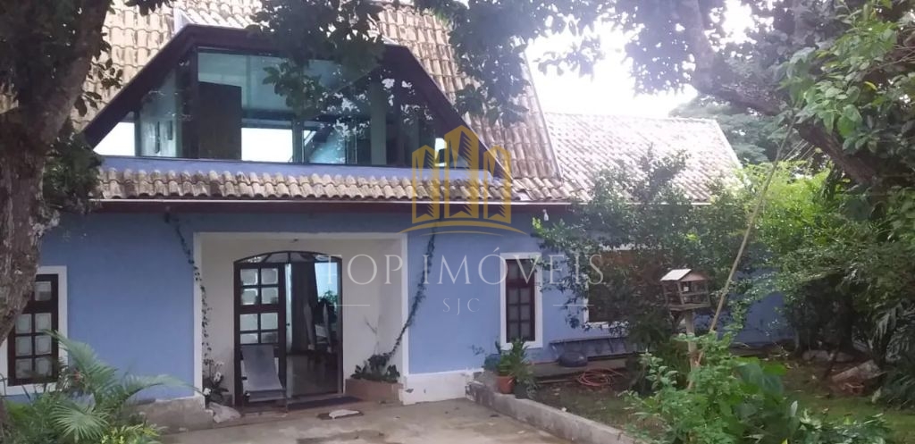 Maravilhosa casa tres dormitorios em condominio fechado na zona leste