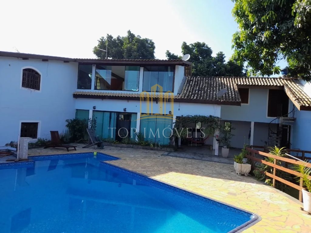 Maravilhosa casa tres dormitorios em condominio fechado na zona leste