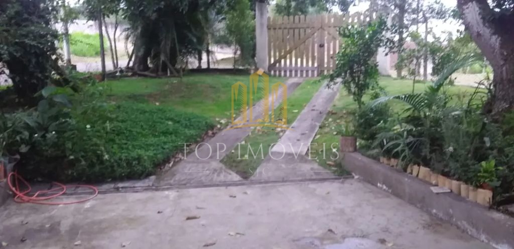 Maravilhosa casa tres dormitorios em condominio fechado na zona leste