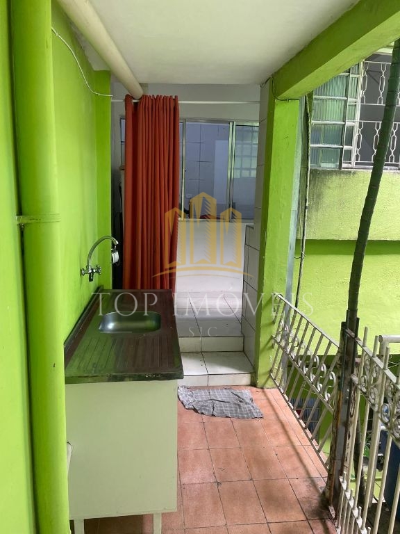 Aluguel de Apartamento simples e organizado em prédio de habitação compartilhada