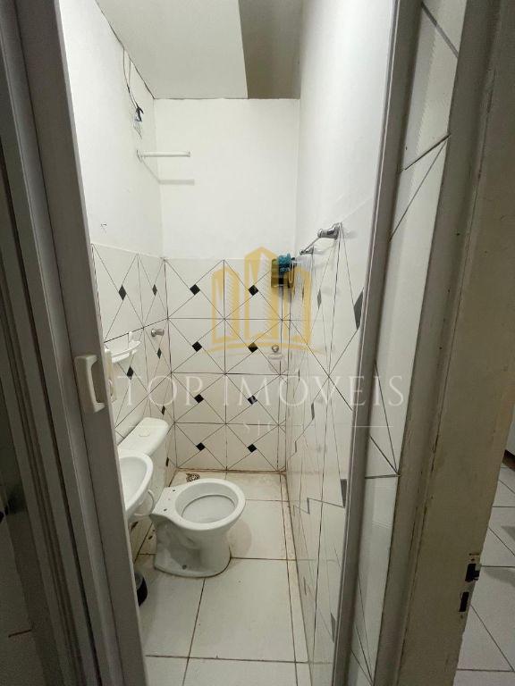 Aluguel de Apartamento simples e organizado em prédio de habitação compartilhada