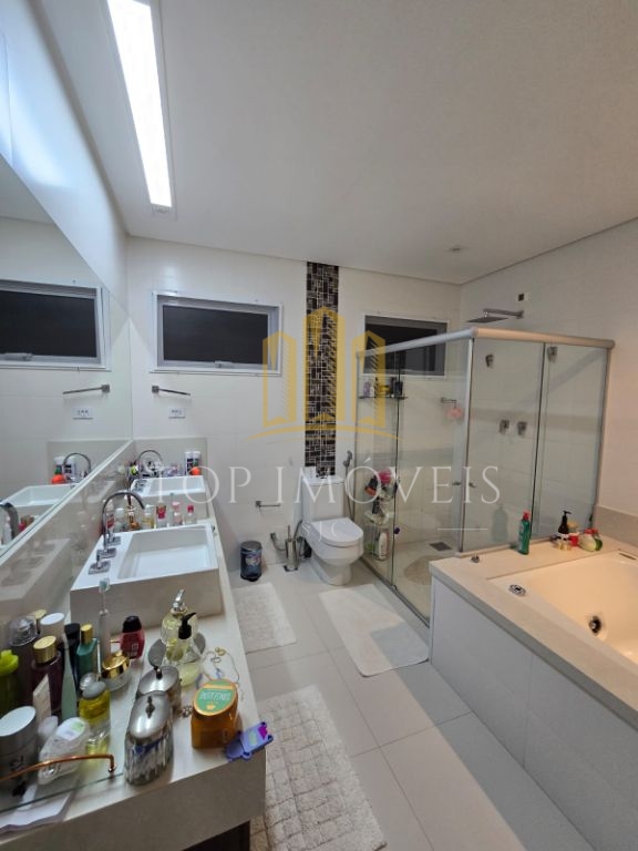 Onde o Sofisticado Encontra o Extraordinário! Mansão Exclusiva à Venda no Jardim do Golfe Apresentamos uma residência singular, projetada para quem valoriza o luxo, a inovação e o bem-estar em cada…