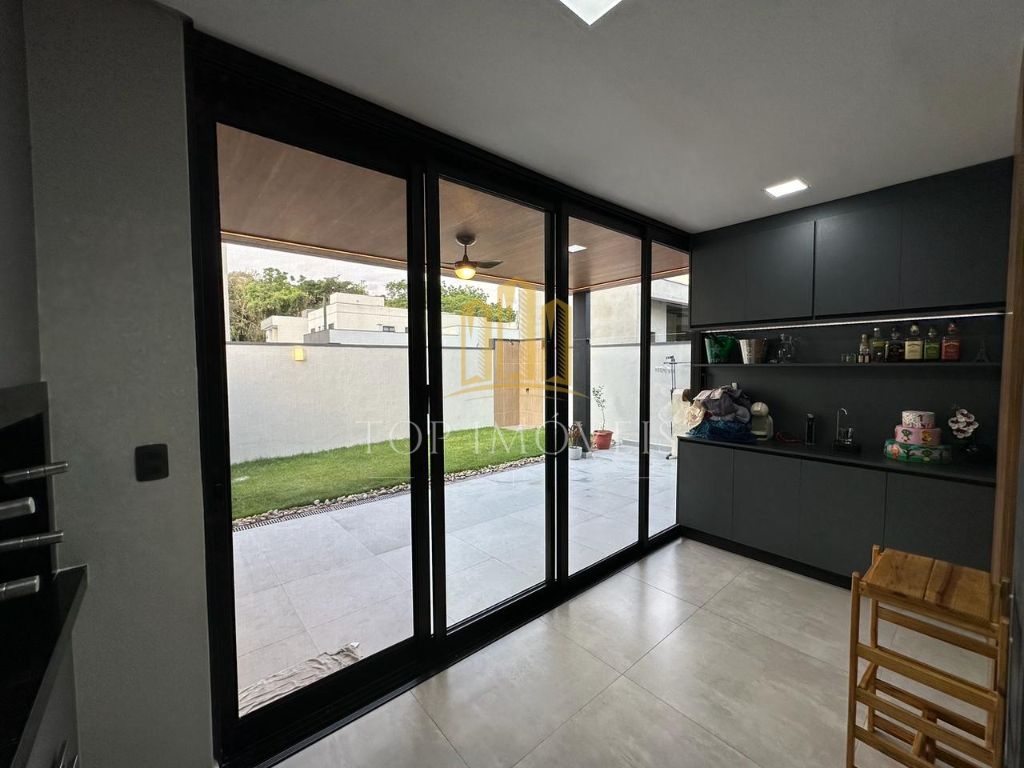 Maravilhoso sobrado quatro dormitórios alto padrão em condominio