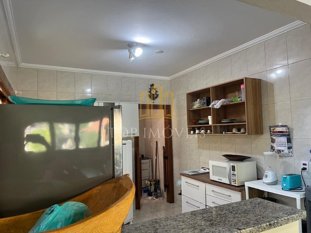 Maravilhosa casa tres dormitórios piscina espaço gourmet em 