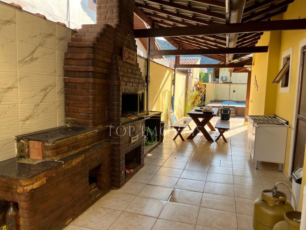 Maravilhosa casa tres dormitórios piscina espaço gourmet em condominio fechado