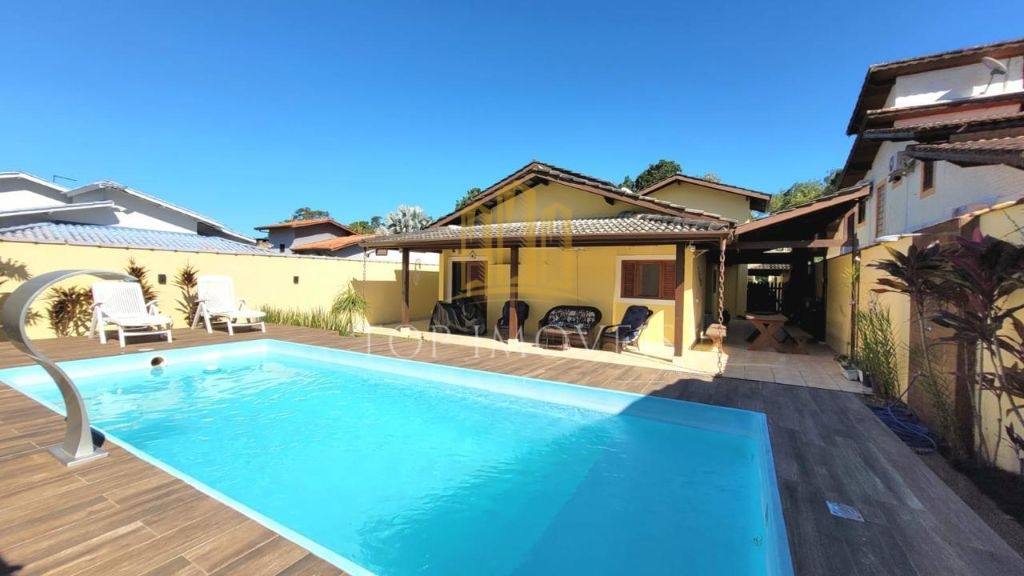Maravilhosa casa tres dormitórios piscina espaço gourmet em condominio fechado