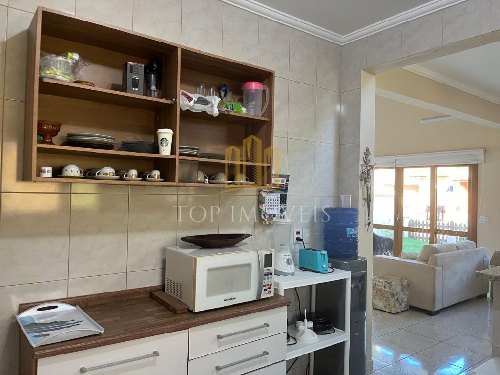 Maravilhosa casa tres dormitórios piscina espaço gourmet em 