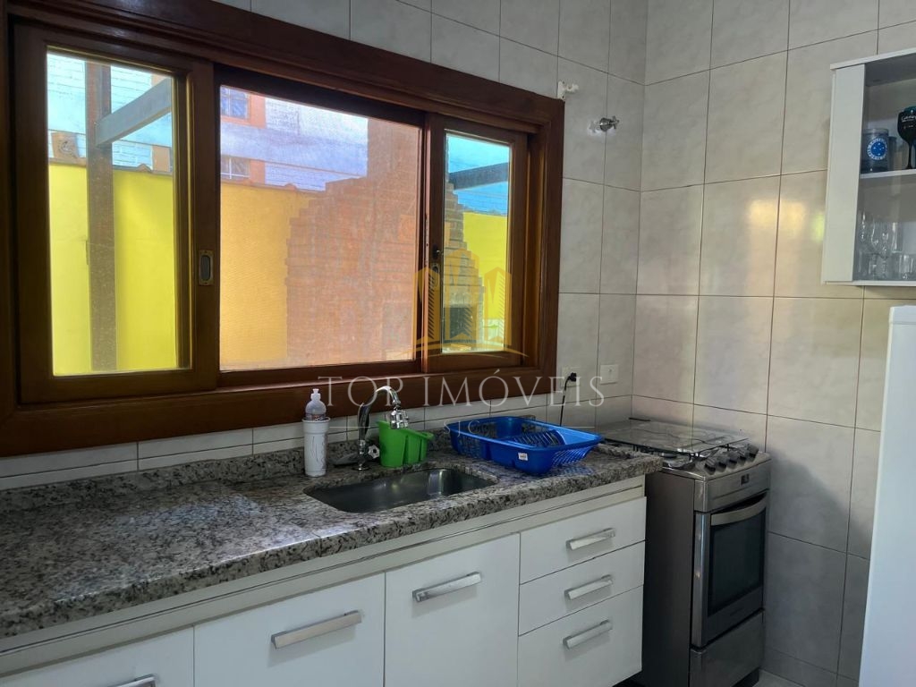 Maravilhosa casa tres dormitórios piscina espaço gourmet em 