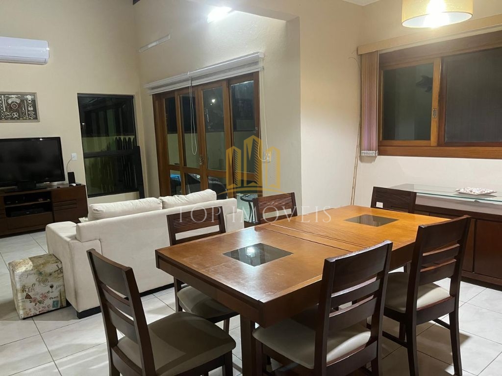 Maravilhosa casa tres dormitórios piscina espaço gourmet em 