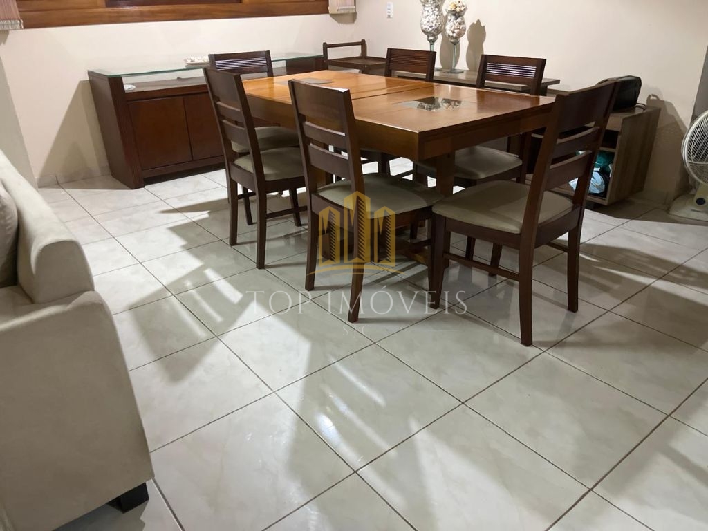 Maravilhosa casa tres dormitórios piscina espaço gourmet em 