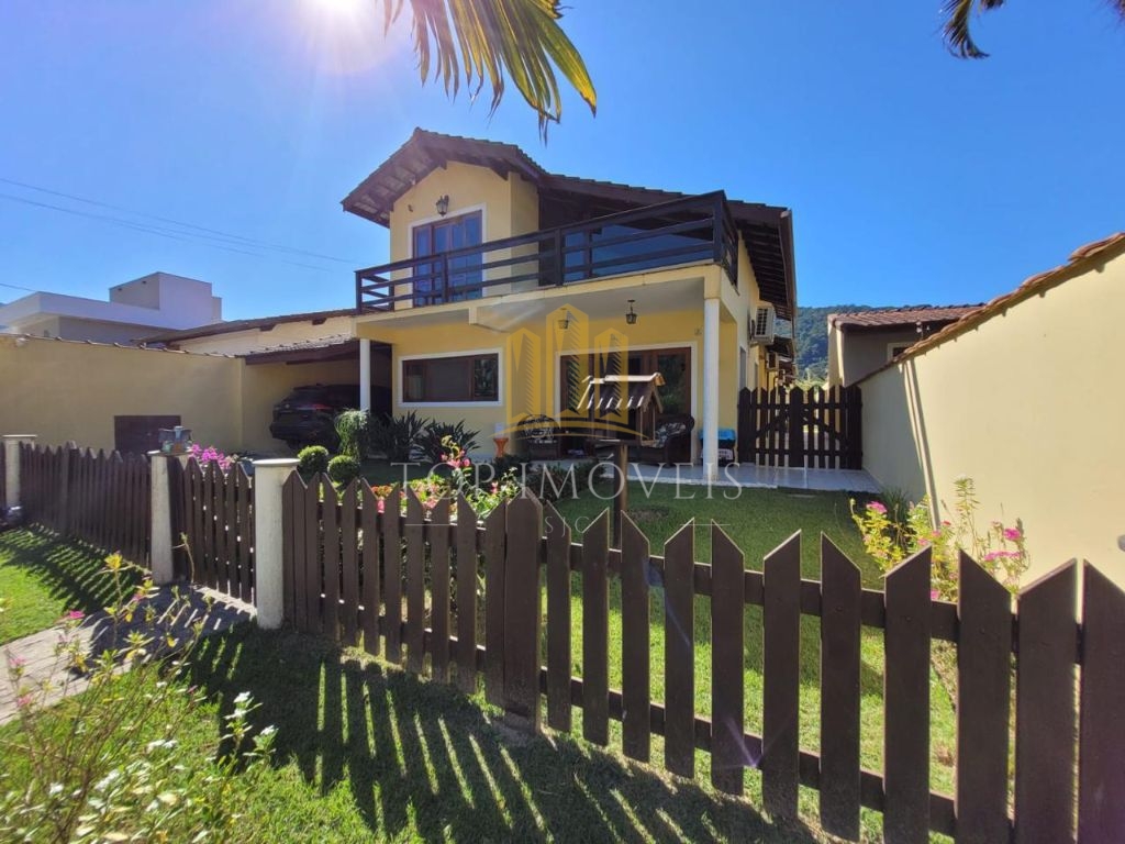 Maravilhosa casa tres dormitórios piscina espaço gourmet em 