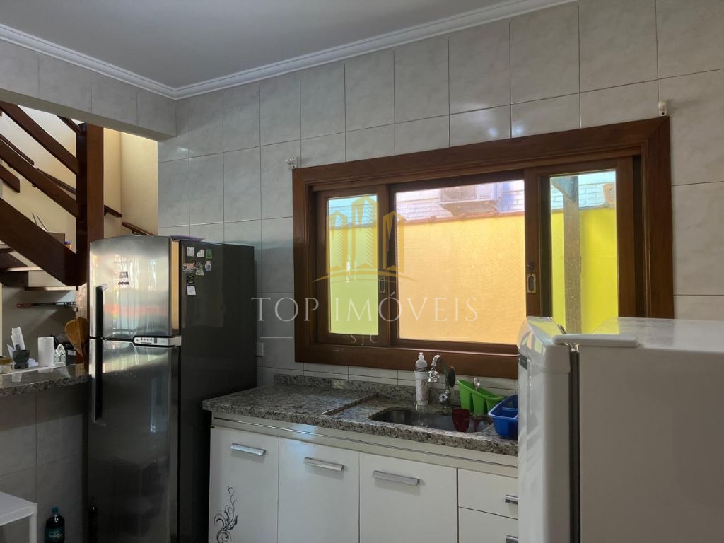 Maravilhosa casa tres dormitórios piscina espaço gourmet em 