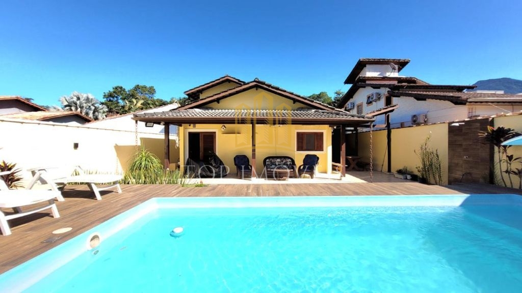 Maravilhosa casa tres dormitórios piscina espaço gourmet em condominio fechado