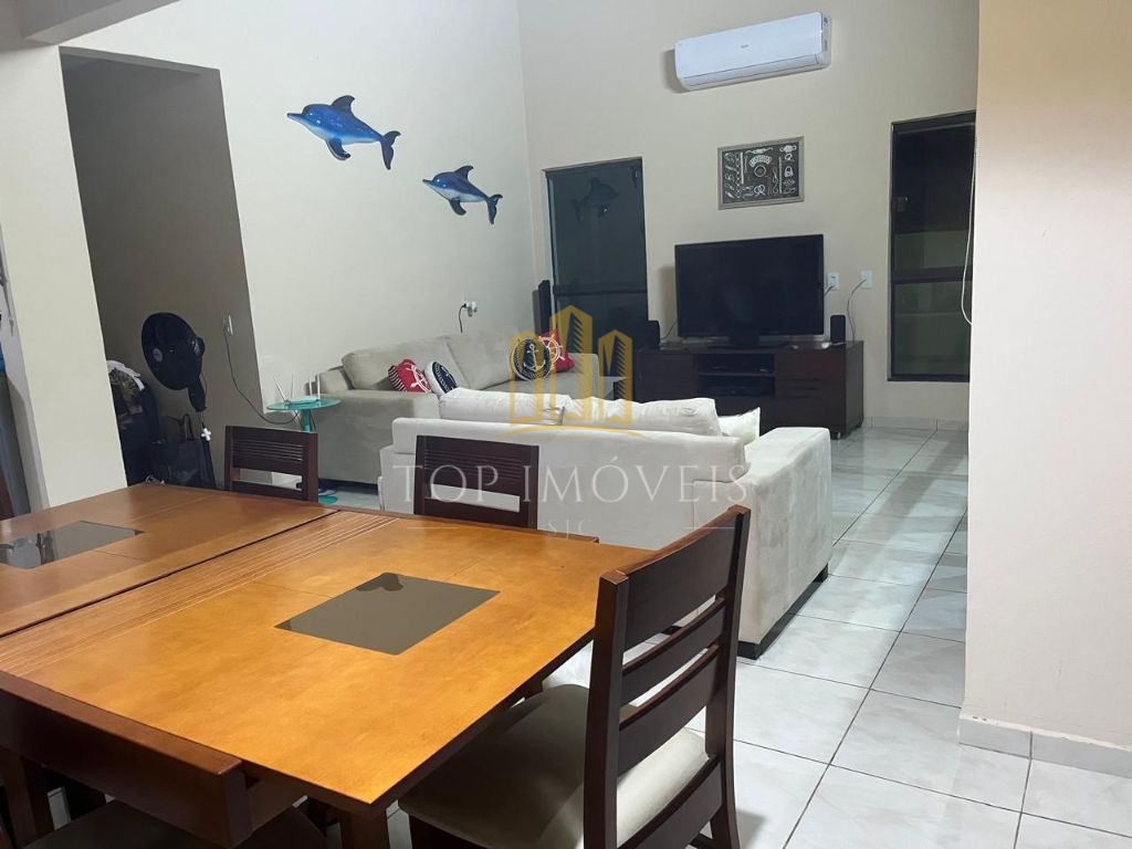 Maravilhosa casa tres dormitórios piscina espaço gourmet em 