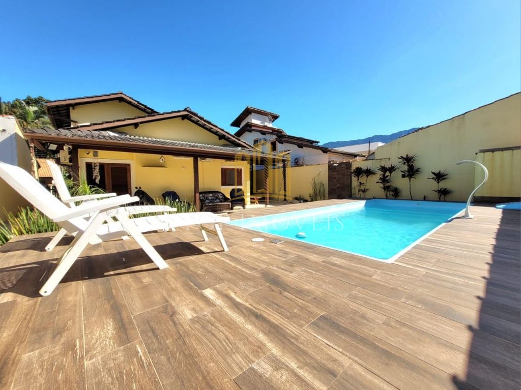 Maravilhosa casa tres dormitórios piscina espaço gourmet em condominio fechado