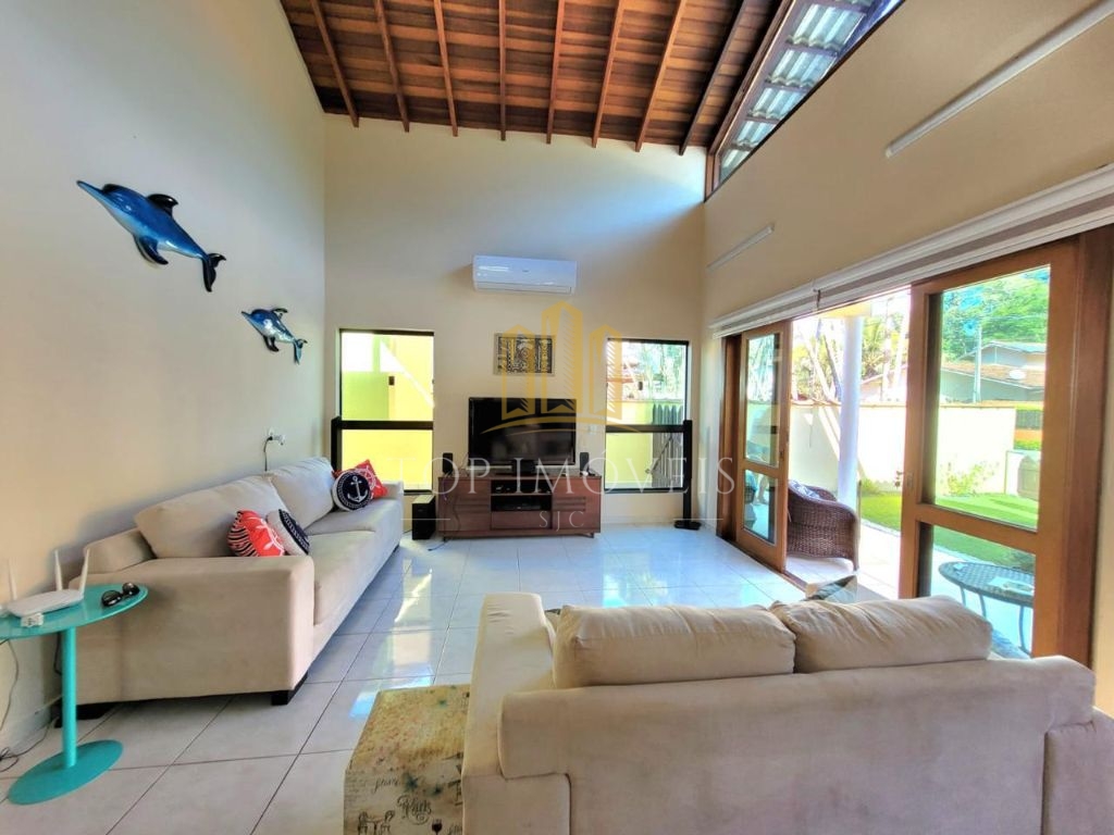 Maravilhosa casa tres dormitórios piscina espaço gourmet em 