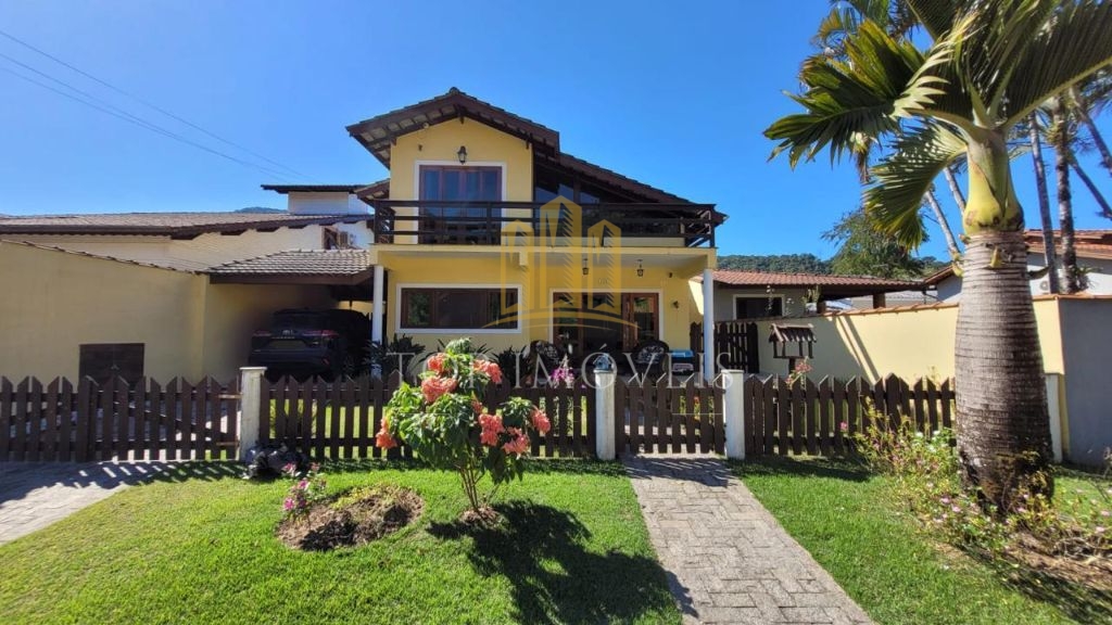 Maravilhosa casa tres dormitórios piscina espaço gourmet em 