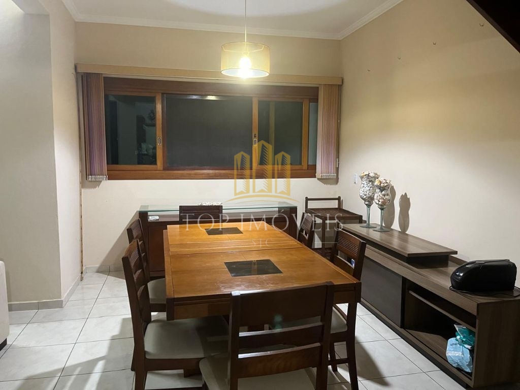 Maravilhosa casa tres dormitórios piscina espaço gourmet em 