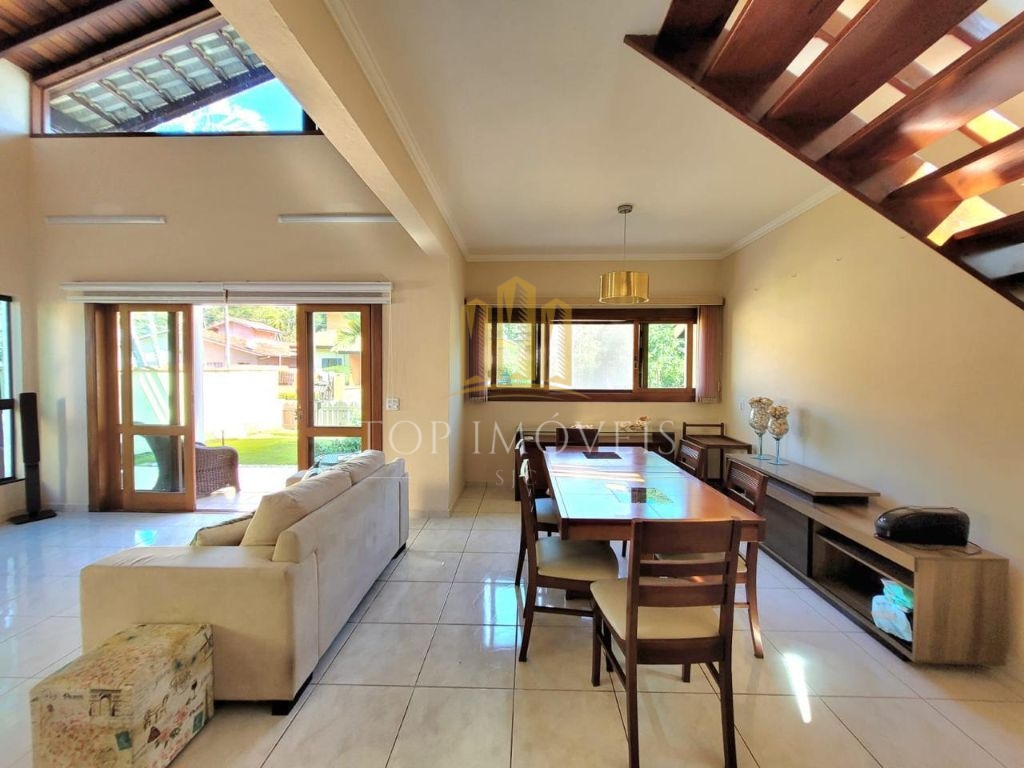 Maravilhosa casa tres dormitórios piscina espaço gourmet em 