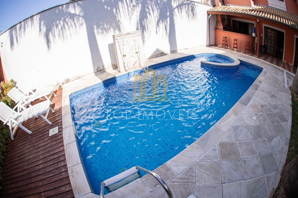 Maravilhosa casa três dormitórios, suíte piscina espaço gourmet no Villa Branca