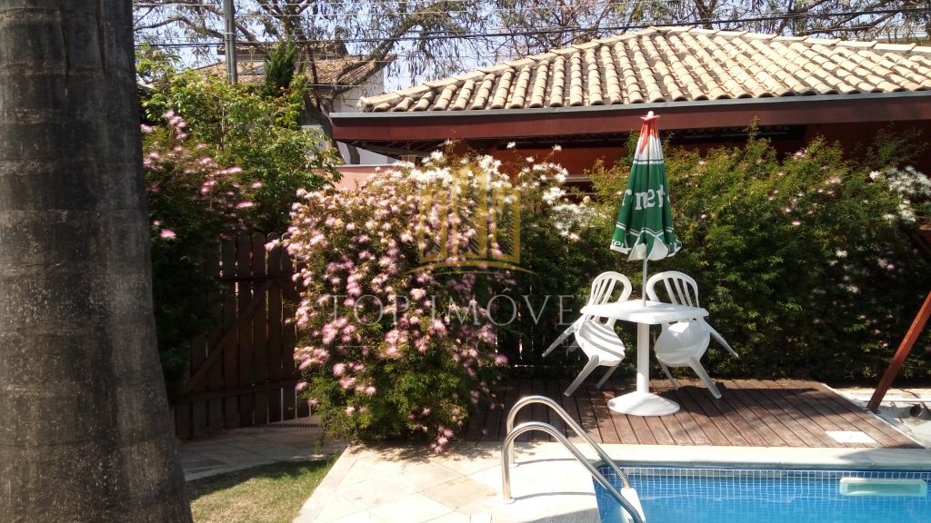 Maravilhosa casa três dormitórios, suíte piscina espaço gourmet no Villa Branca