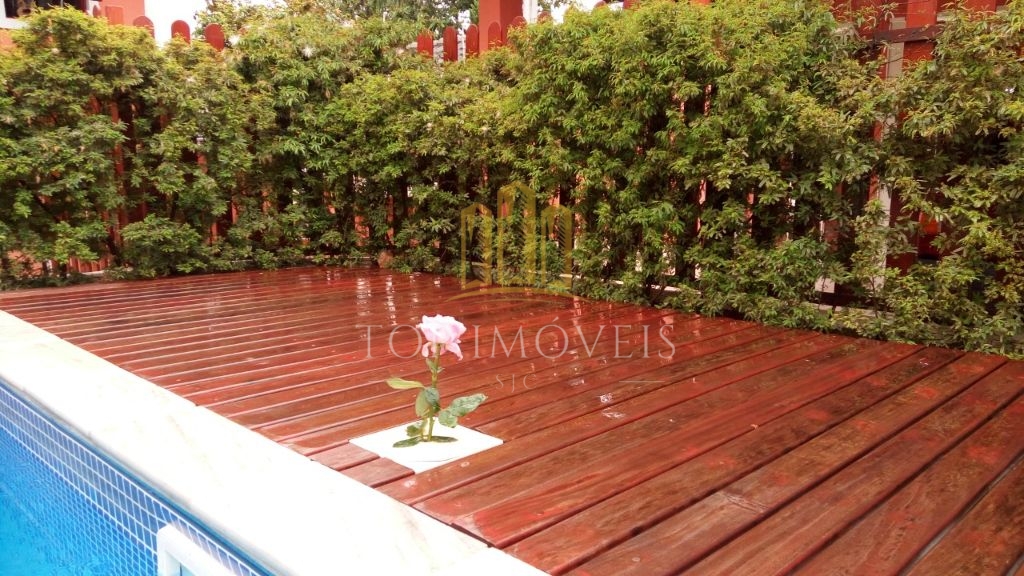 Maravilhosa casa três dormitórios, suíte piscina espaço gourmet no Villa Branca