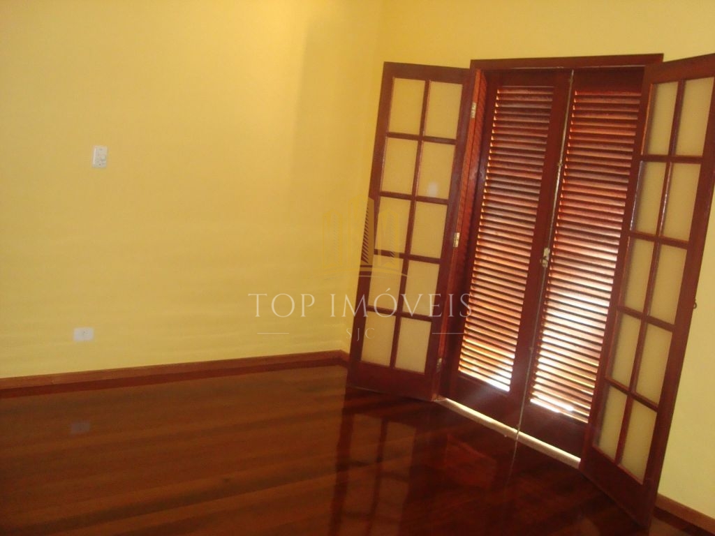 Maravilhosa casa três dormitórios, suíte piscina espaço gourmet no Villa Branca