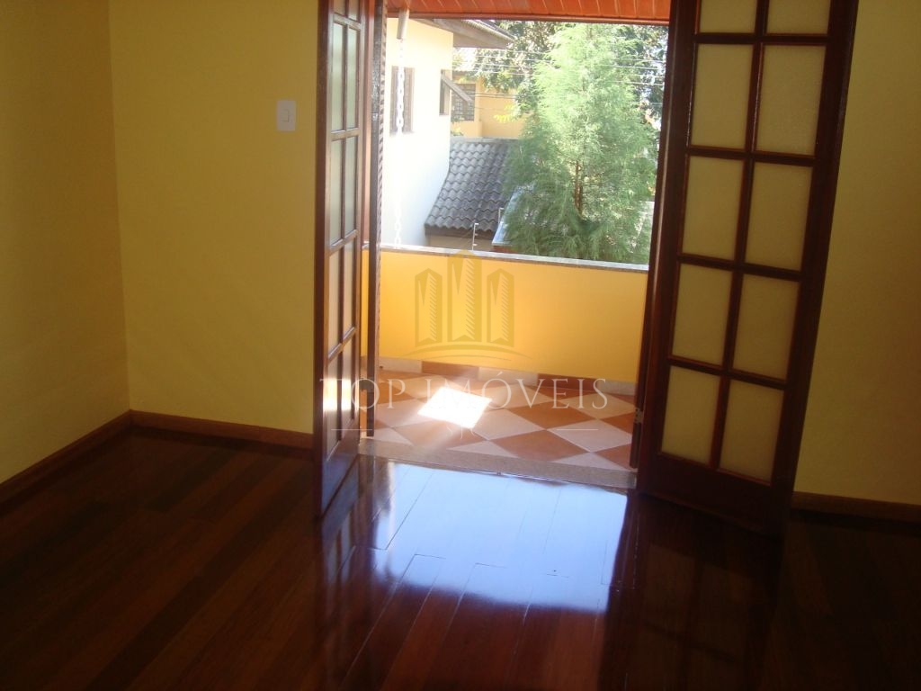 Maravilhosa casa três dormitórios, suíte piscina espaço gourmet no Villa Branca