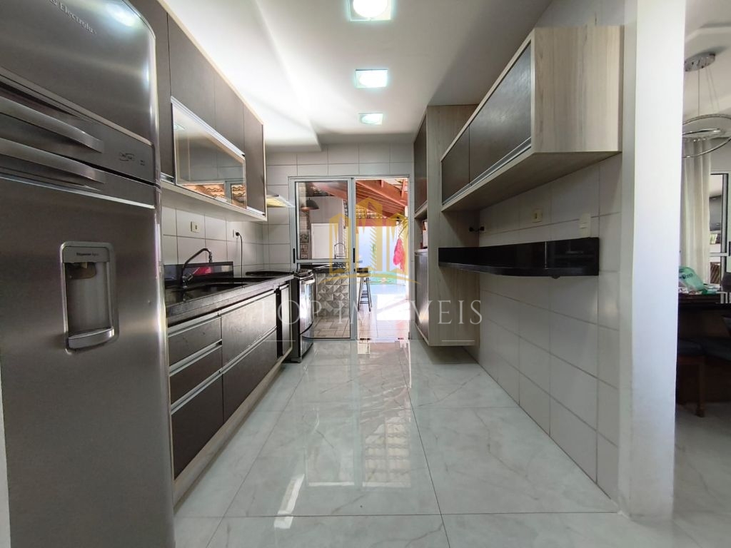 Maravilhosa casa três dormitórios suíte espaço gourmet em condominio fechado