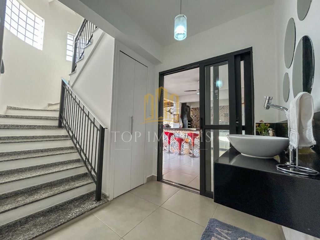 Casa Maravilhosa no Condomínio Portal da Serra 5 Dormitórios 2 Suítes Ampla e Sofisticada! Se você procura espaço, conforto e segurança em um só lugar, essa é a casa perfeita para sua família!