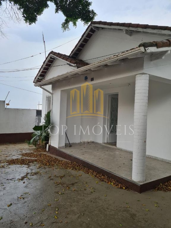 Espaçosa casa quatro dormitórios no centro oportunidade!