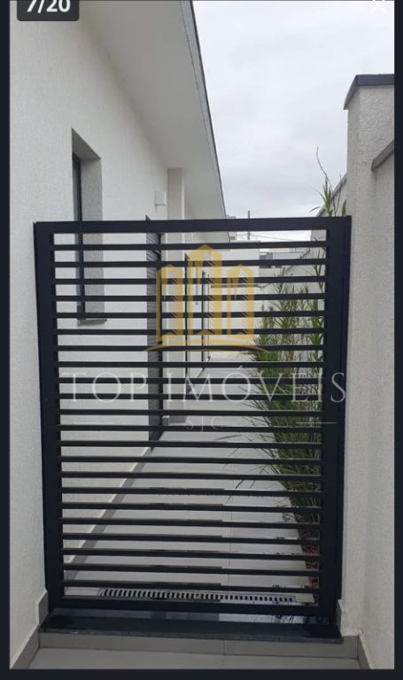 Maravilhosa casa três dormitórios suíte com closet piscina á