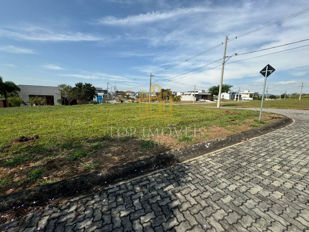 Maravilhoso terreno de esquina quinhentos e oitenta metros em condomínio fechado