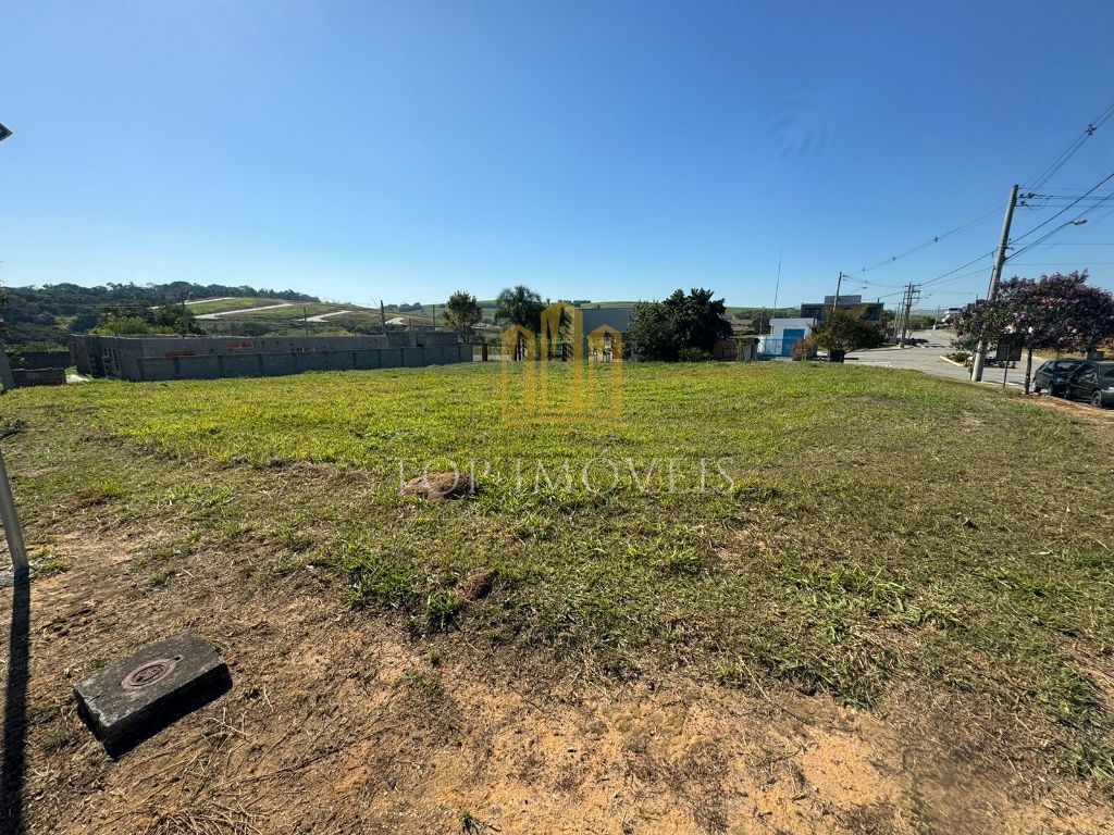Maravilhoso terreno de esquina quinhentos e oitenta metros em condomínio fechado