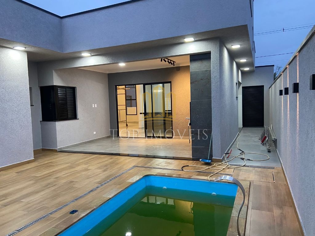 Maravilhosa casa de 3 quartos sendo 1 suíte e piscina no pér