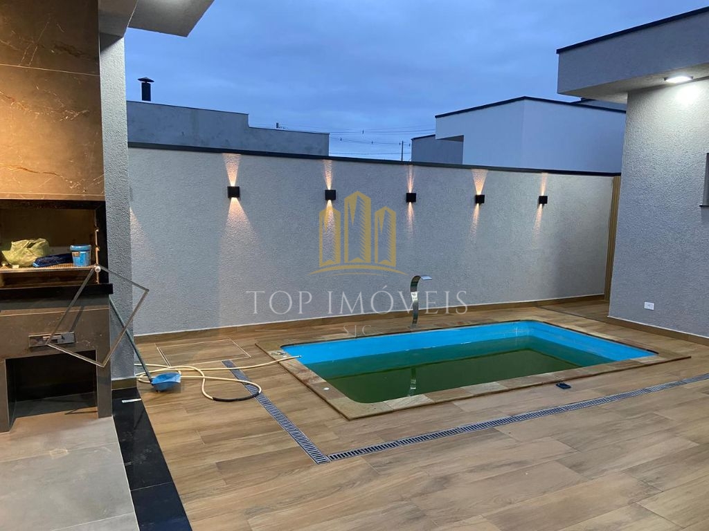 Maravilhosa casa de 3 quartos sendo 1 suíte e piscina no pér
