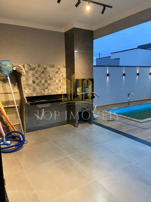 Maravilhosa casa de 3 quartos sendo 1 suíte e piscina no pér