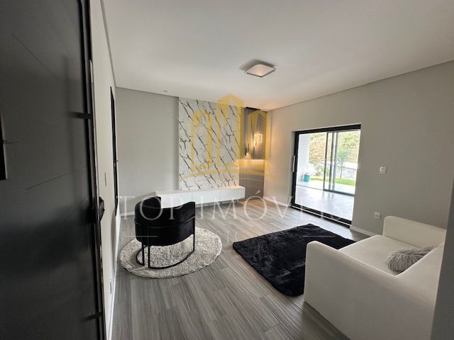 Magnífica Casa em Condomínio Fechado Jacareí 3 Dormitórios 2 Suítes Terreno de 1.700 m² 200 m² Construídos