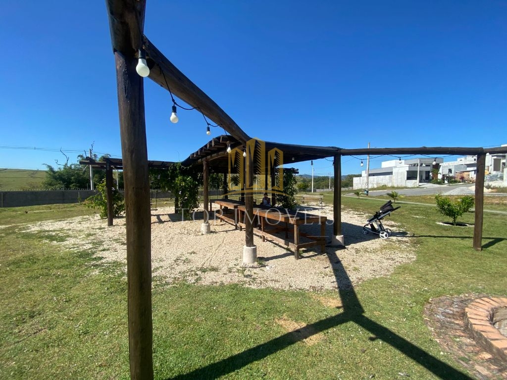 Maravilhoso Sobrado 4 dormitórios e Piscina Condomínio Malibu - Caçapava