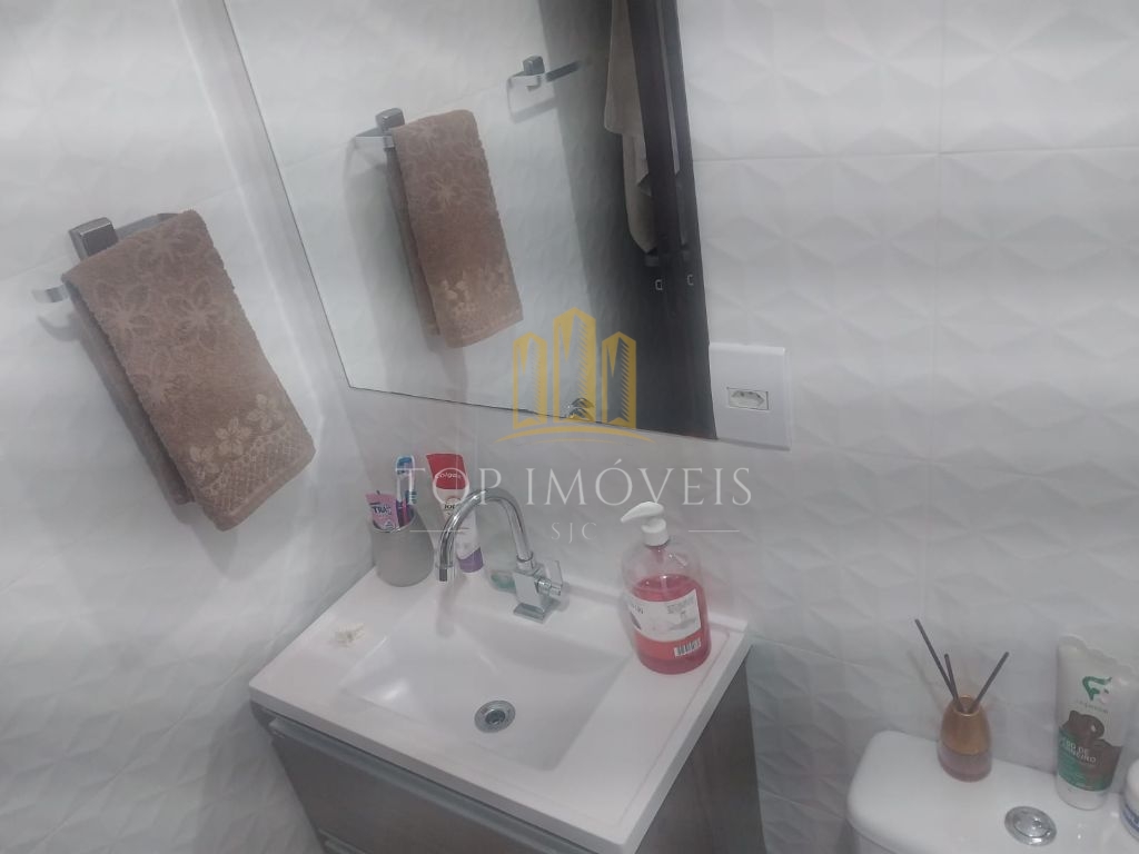 Lindo apartamento dois dormitórios repleto de armários próximo ao shopping Jardim Oriente