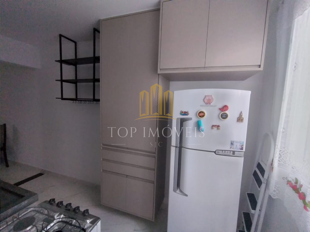 Lindo apartamento dois dormitórios repleto de armários próxi